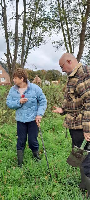 Rose Askew drückt ergriffen den Metallsplitter an ihr Herz, den Frank Hoferichter für sie gefunden hat | Foto: Bülau