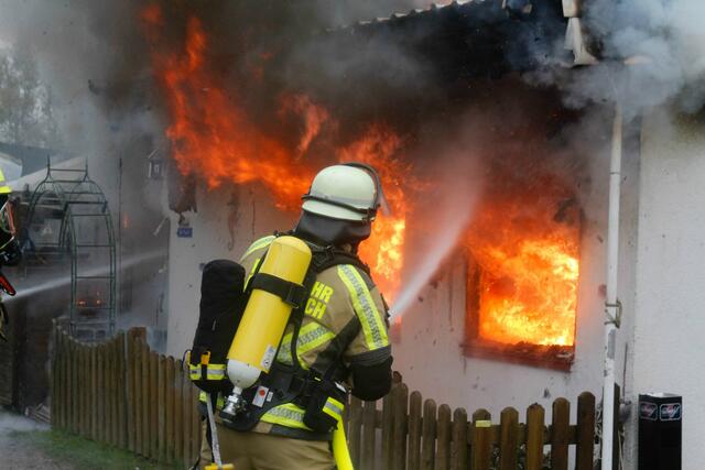 Qualm und Flammen drangen aus den Fenstern des Bungalows | Foto: Lutz Wreide
