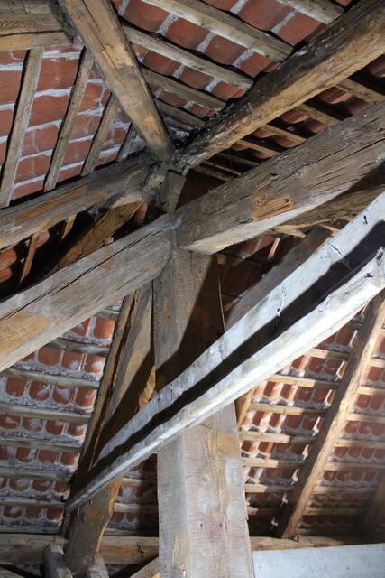 Der Schaden entstand direkt unter dem östlichen der beiden Dachkreuze der Kirche | Foto: pöp