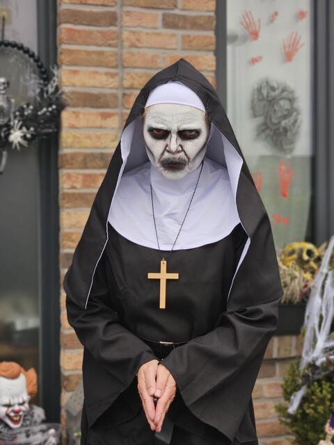 Mit Leib und Seele dabei - Von Borstel in ihrem Halloween-Outfit: Die Nonne | Foto: Von Borstel