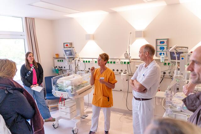 Bei einem Rundgang konnten u.a. Spender, niedergelassene Ärzte und einige Kollegen die Räume des Mutter-Kind-Zentrums besichtigen | Foto: Daniel Hajduk / Elbe Kliniken