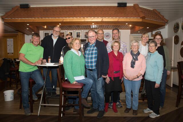 Die Theatergruppe des MTV Luhdorf-Roydorf freut sich auf die Aufführungen. Zu ihr gehört neben Gustav Peters (ganz hi., 2. v. re.), der jetzt nach 65 Jahren seine Abschiedsvorstellung gibt, auch Rudi Meyer (vorne Mi.), der 50-jähriges Bühnenjubiläum feiert | Foto: ks