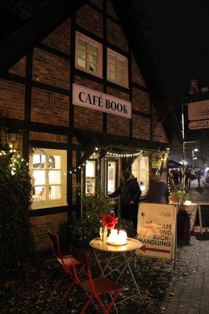 Einladend in schönes Kerzenlich getaucht: der Eingang zum Café Book | Foto: pöp