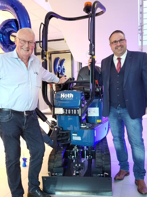 Dieter Hoth (li.) und Jan Bauer (Mitglied im Vorstand der Hoth-Stiftung)  | Foto: sh