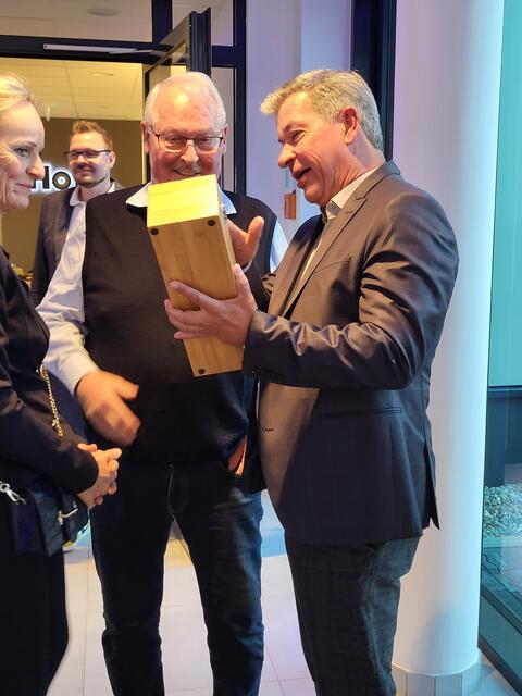 Holger Grundt (re., Der Beschrifter) übergab ein Geschenk an Dieter Hoth | Foto: sh