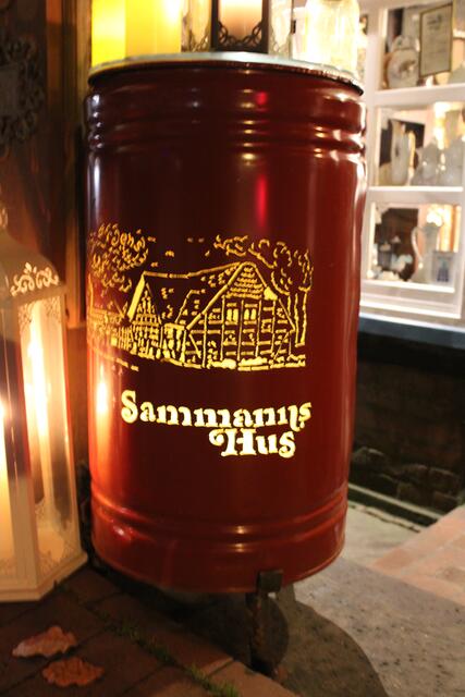 Eine ganz besonders beleuchtete Tonne stand vor Sammanns Hus: Sie zeigt das Fachwerkhaus, in dem Familie Smutek mit Altem und Antikem handelt. "Die Tonne war ein Geschenk der Schwiegertochter für meinen Mann Jürgen", erklärt Renate Smutek. | Foto: pöp