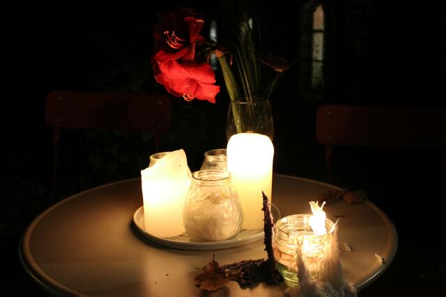 Stimmungsvoll dekoriert: Tischchen an der Hauptstraße | Foto: pöp