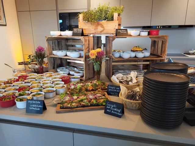 Mit leckeren Speisen wurden die Gäste am Buffet des Caterings des Restaurants Henry's verwöhnt | Foto: sh