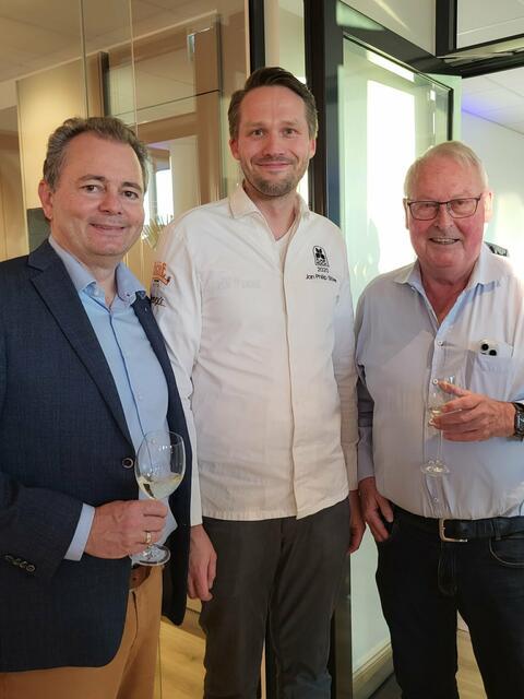 Jan Philip Stöver (li., Restaurant Henry's) sorgte für das Catering. Dieter Hoth dankte für das Arrangement. Stephan Schrader, Geschäftsführer WOCHENBLATT Verlag, gratulierte zum Bezug des Neubaus | Foto: sh