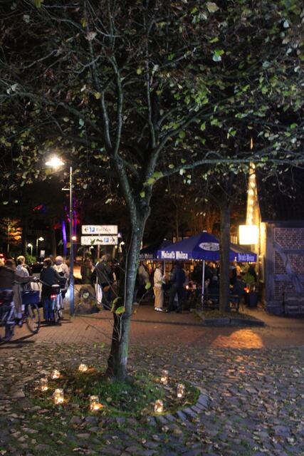 Vor der "Lisa Kate" von Nicole Prinz trafen sich viele nach dem Bummel mit Freunden und Bekannten | Foto: pöp