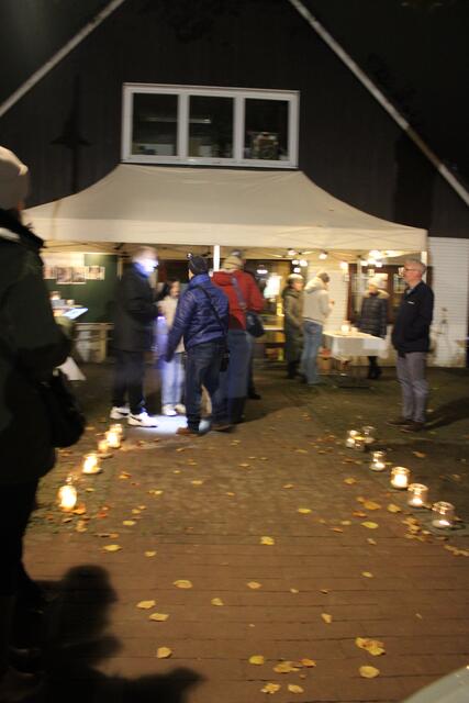 Treffpunkt Gemeindehaus der St._Martins-Gemeinde: Der Weg war beleuchtet | Foto: pöp