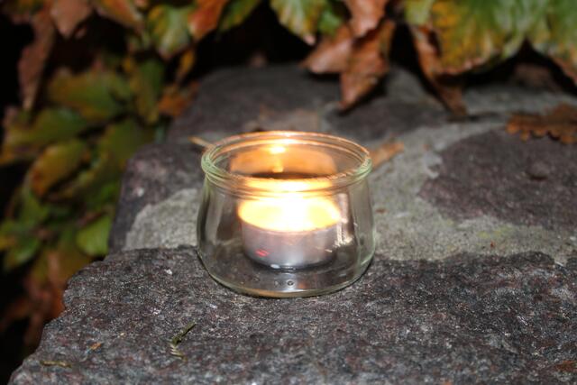 Schon ein Teelicht im Weckglas verbreitet schönes Licht | Foto: pöp