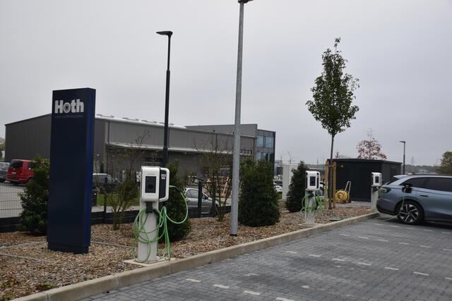 An den Firmenparkplätzen befinden sich Ladesäulen für E-Fahrzeuge | Foto: Axel-Holger Haase
