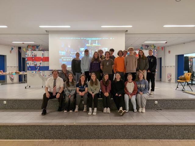 Schüler und Lehrer im Luhe-Gymnasium vor einer Video-Leinwand mit Berichten über die US-Wahl | Foto: Luhe-Gymnasium Winsen