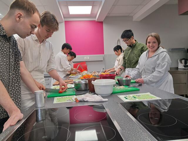 Beim gemeinsamen Kochen kamen die Schülerinnen und Schüler untereinander ins Plaudern | Foto: Anika Werner