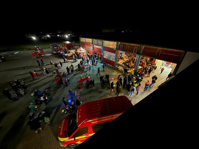 Das Interesse am Laternenfest – organisiert von Feuerwehr, Sportverein und Schützenverein – ist groß.  | Foto: Freiwillige Feuerwehr Wiepenkathen 