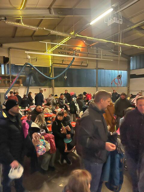 In der Fahrzeughalle gibt es Snacks und Getränke. | Foto: Freiwillige Feuerwehr Wiepenkathen 