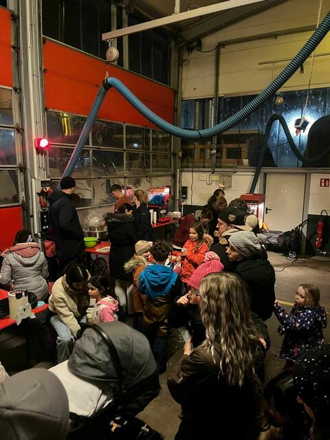 In der Fahrzeughalle gibt es Snacks und Getränke. | Foto: Freiwillige Feuerwehr Wiepenkathen 