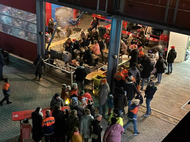 Das Interesse am Laternenfest – organisiert von Feuerwehr, Sportverein und Schützenverein – ist groß. | Foto: Freiwillige Feuerwehr Wiepenkathen 