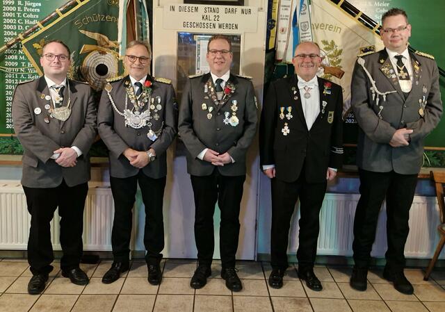 Dirk Meyer (Dammhausen, v. li.), Joachim Mau (Ovelgönne), Peter Kohlhof (Altkloster), Alexander Quade (Gilde Buxtehude) undNils Krugmeier (MGV Treue) | Foto: S. Hadler/SV Ovelgönne