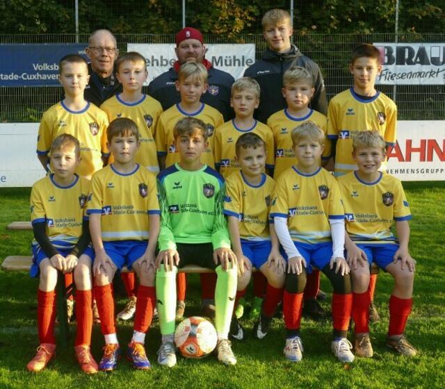 Die D-Junioren U12 I mit Trainer Philipp Zwillus (Mitte) und den Co-Trainern Günter Buhrmester (li.) und Linus Jungclaus (re.) | Foto: JSG