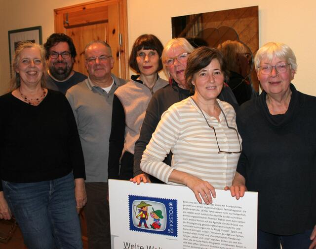 Bei der Vorbereitung der Veranstaltung zum Volkstrauertag (v. li.): Jugendforums-Leiterin Britta Keller sowie Neels Mestmacher, Andreas Will, Edda Abegg, Elisabeth Lübberstedt-Hobohm, Theresa Will und Elisabeth Mestmacher | Foto: Keller