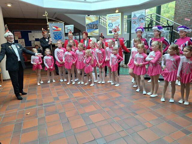 Elferratspräsidentin Uschi Störtebecker stellt die Tanzmäuse vor. | Foto: Rüdiger Störtebecker