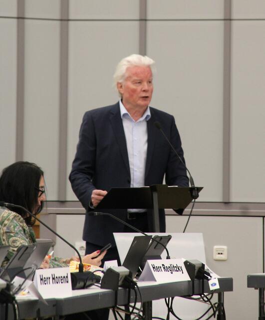 Dr. Heiner Austrup zeigte keinerlei Verständnis, dass die Kliniken ohne eigenes Verschulden in eine Zwangs-Schieflage geraten | Foto: jd