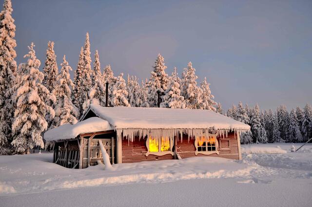 Weihnachtlich-winterliche Hütte in Lappland | Foto: Peter von Sassen