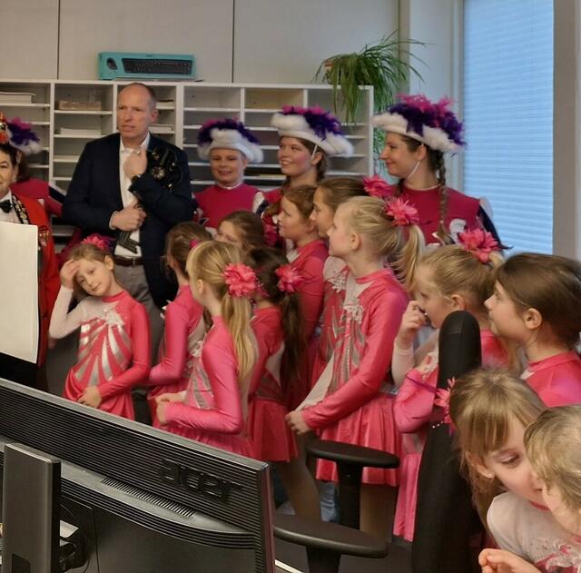 Bürgermeister Herr Handtke hält den Schlüssel mit beiden Händen fest. | Foto: CCS