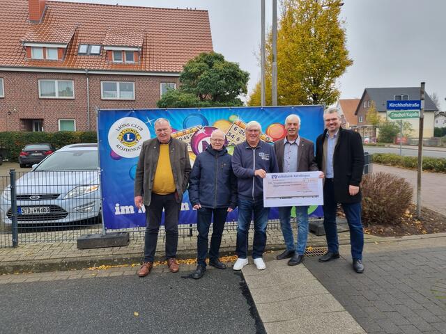 Scheckübergabe: Wilfried Heidhoff (Lions), Albert Boehlke (Lions), Dirk Ludewig, Dietmar Grotmann (1. Vorsitzender Lions) und Sören Räuber (Lions) . ( v.li.) | Foto: Jagemann 