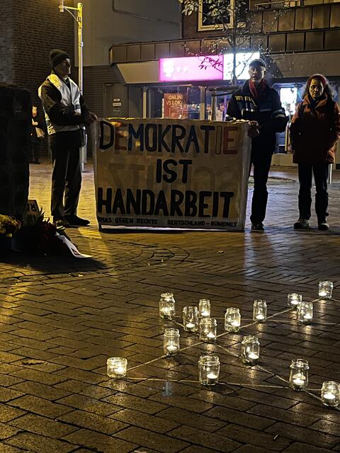 Eine eine Mahnwache für die Opfer der NS- und -Gewaltherrschaft führten die Initiative "Omas gegen Rechts" und weitere Beteiligte am späten Samstagnachmittag am Mahnmal in Buchholz durch | Foto: Omas gegen Rechts