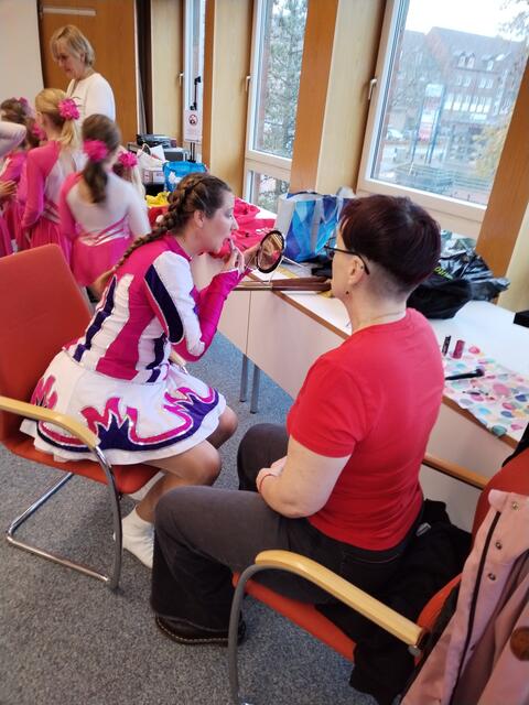 Noch hübscher machen vor dem Auftritt. | Foto: Rüdiger Störtebecker