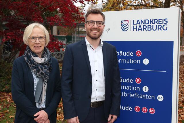 Nils Brockmann übernimmt die Leitung der Abteilung Soziale Leistungen bei der Kreisverwaltung von Monika von der Heide. | Foto: Landkreis Harburg