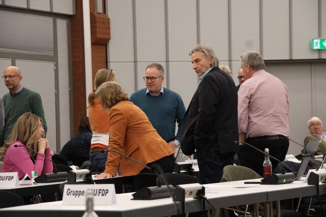 Diskussion während der Sitzungsuntebrechung | Foto: jd