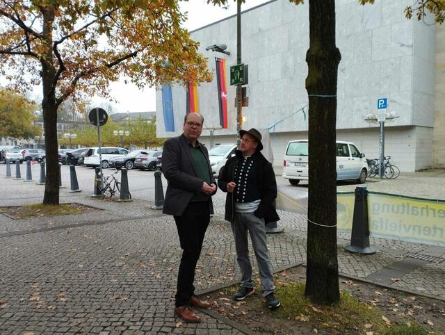 Der niedersächsische Minister für Umwelt, Energie und Klimaschutz Christian Meyer (Bündnis 90/Die Grünen) im Gespräch mit Schäfer Wendelin Schmücker | Foto: Förderverein der Deutschen Schafhaltung e.V.