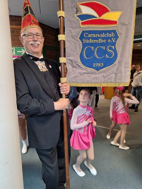 Irgendwas bringt jeder beim CCS ein. Die Standarte soll auch gesehen werden. | Foto: CCS