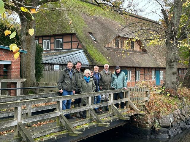 Auf der Mühlenteich-Brücke (v. li.): Bürgermeister Matthias Kruse, Andreas Krecek (Bauausschuss), stellv. Bürgermeisterin Vera Bergmann, Gitta Baeuerle, Detlef Gumz (beide UNB), Ratsherr Michael v. Sperber und Matthias Nickel (Kreisverband der Wasser- und Bodenverbände) | Foto: Andreas Krecek