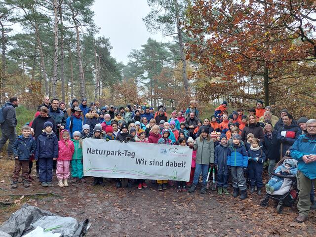 Die Teilnehmer der Entkusselungsaktion am Brunsberg | Foto: Naturpark Lüneburger Heide