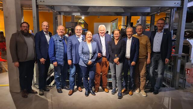 Anwesender Vorstand bei der Mitgliederversammlung am 8.11. v. l. Stefan Zimmermann (Museumsdirektor des Freilichtmuseums am Kiekeberg), Tobias Handtke, Ulf Alsguth, Jan Bauer (neuer Erster Vorsitzender des Fördervereins), Ilka Lapschieß, Heiner Schönecke (bisheriger Vorsitzender des Fördervereins), Carina Meyer (Kaufmännische Geschäftsführerin der Stiftung Freilichtmuseum am Kiekeberg), Heinz Lüers (stellvertretender Vorsitzender), Cord Wölpers und Dirk Seidler | Foto: FLMK