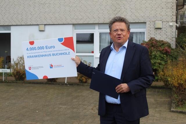 Niedersachsens Gesundheitsminister Dr. Andreas Philippi mit dem Scheck | Foto: pm