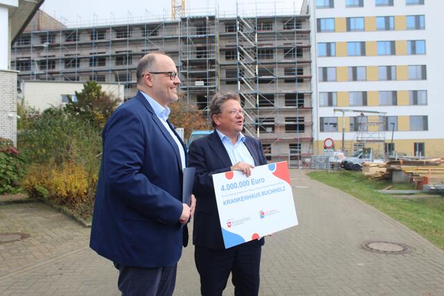 Niedersachsens Gesundheitsminister Dr. Andreas Philippi (re.) überreicht den Scheck über vier Millionen Euro an Klinik-Geschäftsführer Kai Uffelmann | Foto: pm