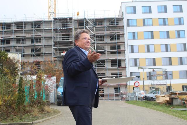 Niedersachsens Gesundheitsminister Dr. Andreas Philippi vor dem Bettenhaus West | Foto: pm