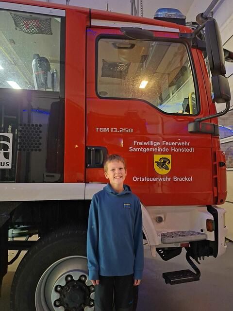 Liam wechselte von der Kinderfeuerwehr Thieshope in die Jugendfeuerwehr Brackel | Foto: Pressestelle Feuerwehr Samtgemeinde Hanstedt