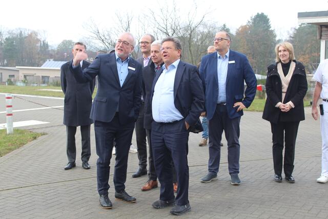 Klinik-Geschäftsführer Klaus-Jörg Bossow (vorne li.) im Gespräch mit Niedersachsens Gesundheitsminister Dr. Andreas Philippi (vorne re.) über das Bettenhaus West | Foto: pm