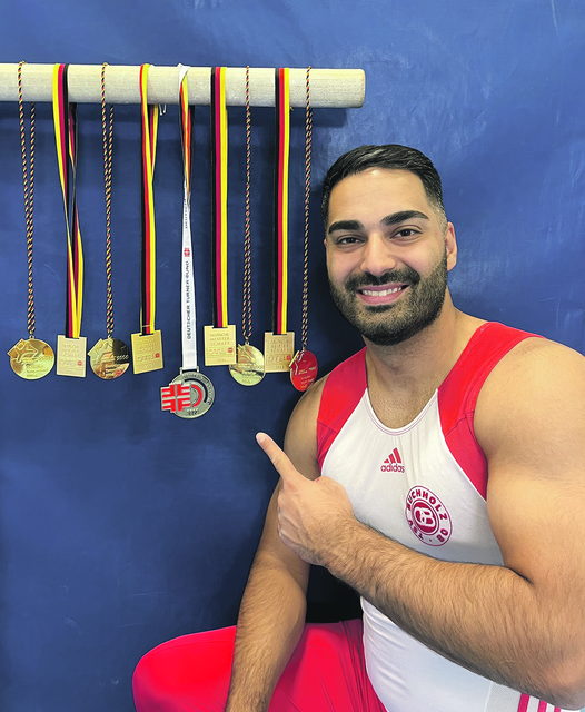 Reza mit seiner Medaillensammlung