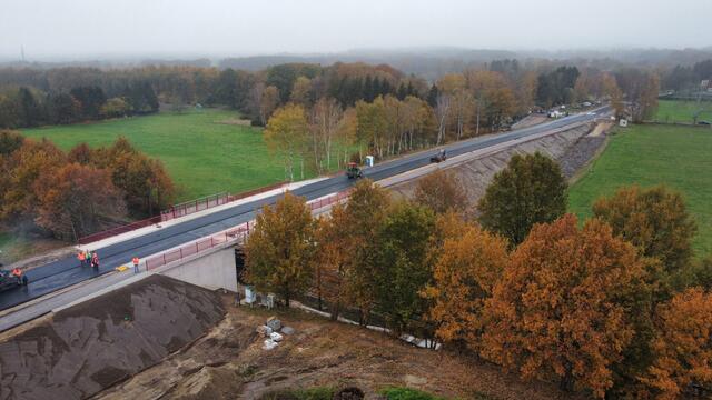 Die Kreisstraße ist asphaltiert, nun können schon die Markierungsarbeiten starten und die Schutzplanken eingebaut werden | Foto: Landkreis Harburg