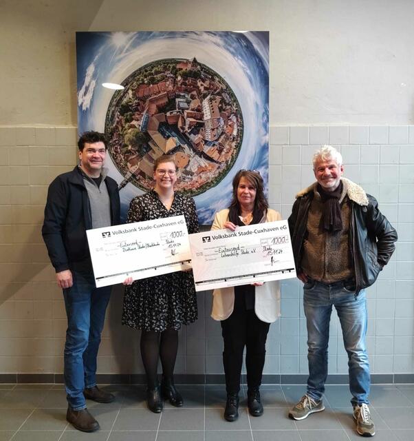 Matthias Stephan (re.) und Marc Olschewski übergeben die Spendenschecks an Sophie Häling (2. v. li., Diakonie) und Jana Krone (Lebenshilfe Stade)
 | Foto: StadeCityRockt