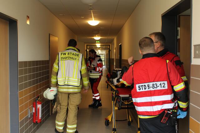 In Nebenräumen der Sporthalle wurden die Betroffenen gesichtet und behandelt | Foto: Feuerwehr Stade
