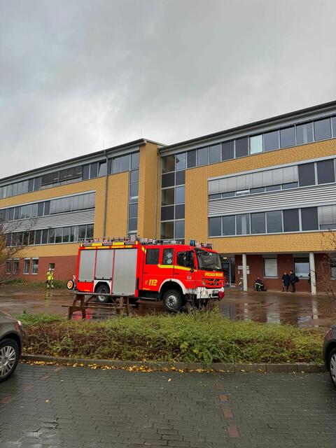 Einsatz von Feuerwehr und Rettungskräften vor der BBS Stade | Foto: Polizei